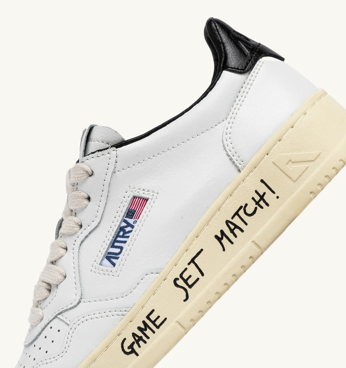 AUTRY MEDALIST LOW SNEAKERS IN WHITE AND BLACK LEATHER WITH LETTERING