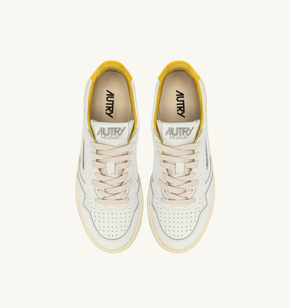 AUTRY MEDALIST LOW SNEAKERS IN WHITE AND SLICKER LEATHER WITH LETTERING