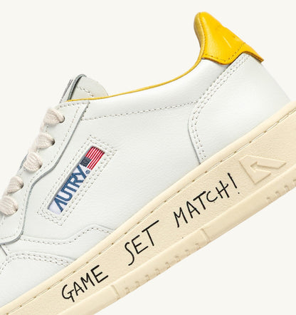 AUTRY MEDALIST LOW SNEAKERS IN WHITE AND SLICKER LEATHER WITH LETTERING