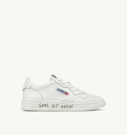 AUTRY MEDALIST LOW SNEAKERS IN WHITE LEATHER WITH LETTERING