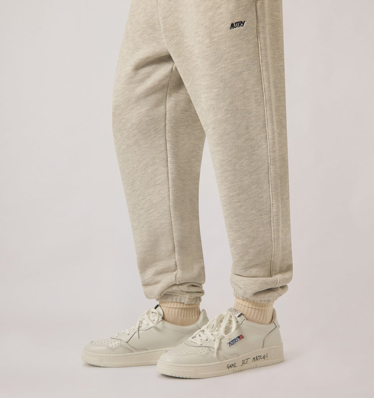 AUTRY MEDALIST LOW SNEAKERS IN WHITE LEATHER WITH LETTERING