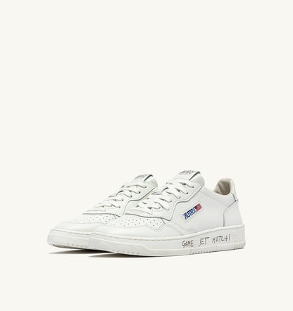 AUTRY MEDALIST LOW SNEAKERS IN WHITE LEATHER WITH LETTERING
