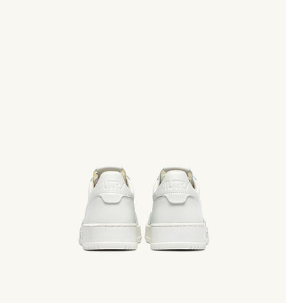 AUTRY MEDALIST LOW SNEAKERS IN WHITE LEATHER WITH LETTERING