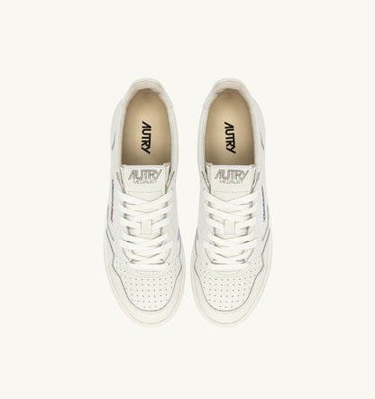 AUTRY MEDALIST LOW SNEAKERS IN WHITE LEATHER WITH LETTERING