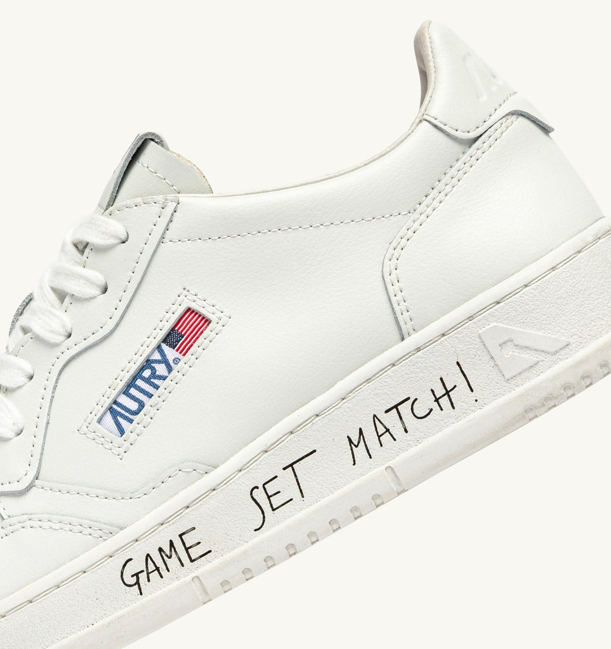 AUTRY MEDALIST LOW SNEAKERS IN WHITE LEATHER WITH LETTERING