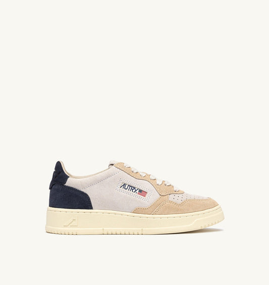AUTRY MEDALIST LOW TRICOLOR SNEAKERS IN SUEDE COLOR WHITE SAND AND BLUE SPACE