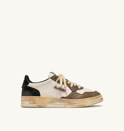 AUTRY MEDALIST LOW SUPER VINTAGE SNEAKERS IN WHITE, BLACK AND MALT LEATHER