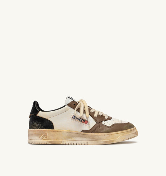 AUTRY MEDALIST LOW SUPER VINTAGE SNEAKERS IN WHITE, BLACK AND MALT LEATHER