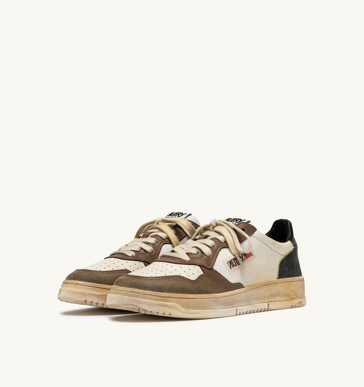 AUTRY MEDALIST LOW SUPER VINTAGE SNEAKERS IN WHITE, BLACK AND MALT LEATHER