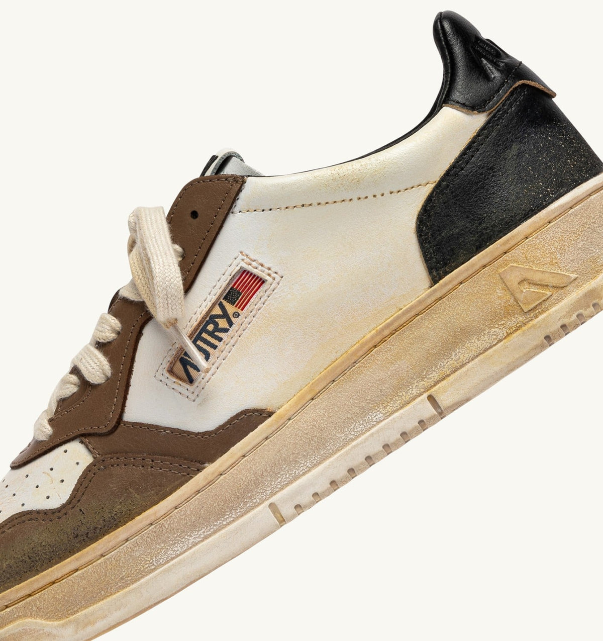 AUTRY MEDALIST LOW SUPER VINTAGE SNEAKERS IN WHITE, BLACK AND MALT LEATHER