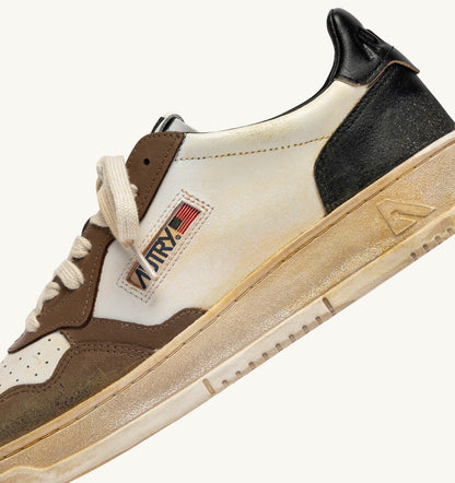 AUTRY MEDALIST LOW SUPER VINTAGE SNEAKERS IN WHITE, BLACK AND MALT LEATHER