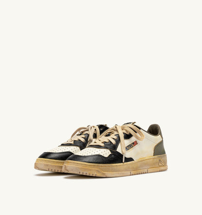 AUTRY MEDALIST LOW SUPER VINTAGE SNEAKERS IN WHITE, COVERT GREEN AND BLACK LEATHER