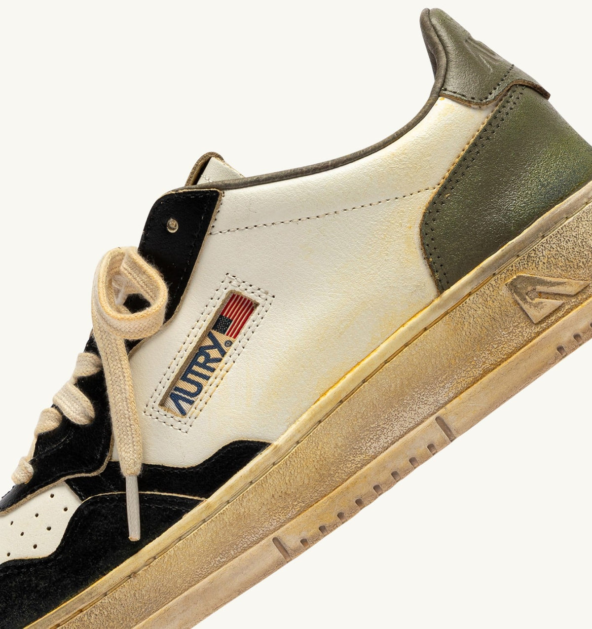 AUTRY MEDALIST LOW SUPER VINTAGE SNEAKERS IN WHITE, COVERT GREEN AND BLACK LEATHER