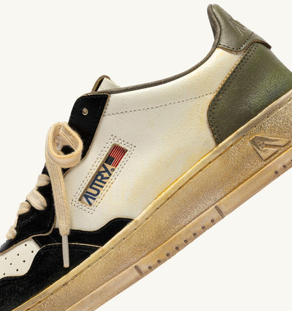 AUTRY MEDALIST LOW SUPER VINTAGE SNEAKERS IN WHITE, COVERT GREEN AND BLACK LEATHER