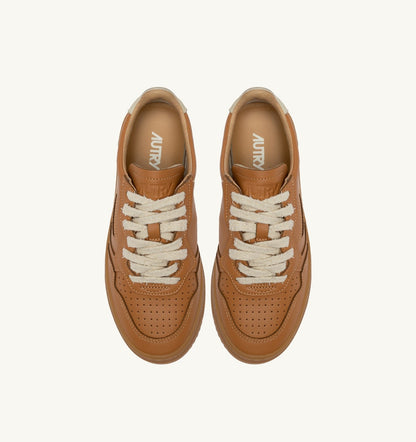 AUTRY MEDALIST LOW SNEAKERS IN COGNAC AND MARSHMALLOW LEATHER
