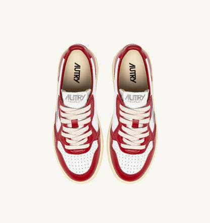 AUTRY MEDALIST LOW SNEAKERS IN WHITE AND RED LEATHER WITH LETTERING