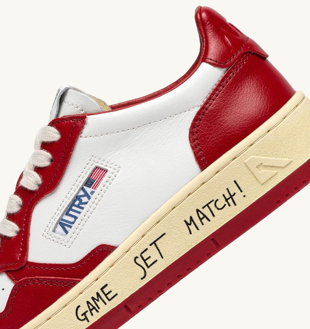 AUTRY MEDALIST LOW SNEAKERS IN WHITE AND RED LEATHER WITH LETTERING