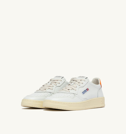 AUTRY MEDALIST LOW SNEAKERS IN WHITE AND PARSIMMON ORANGE LEATHER