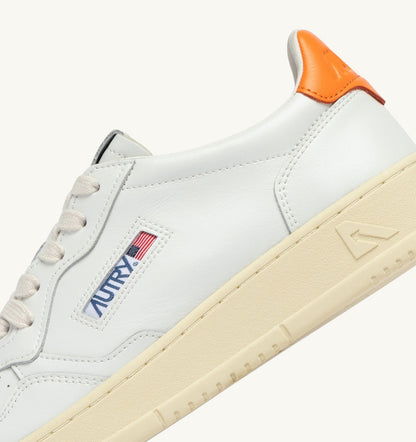 AUTRY MEDALIST LOW SNEAKERS IN WHITE AND PARSIMMON ORANGE LEATHER