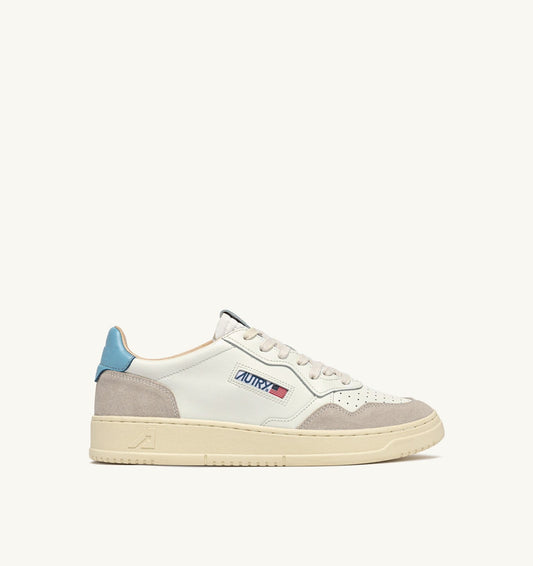 AUTRY MEDALIST LOW SNEAKERS IN WHITE AND FORGET ME NOT SUEDE AND LEATHER