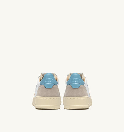 AUTRY MEDALIST LOW SNEAKERS IN WHITE AND FORGET ME NOT SUEDE AND LEATHER
