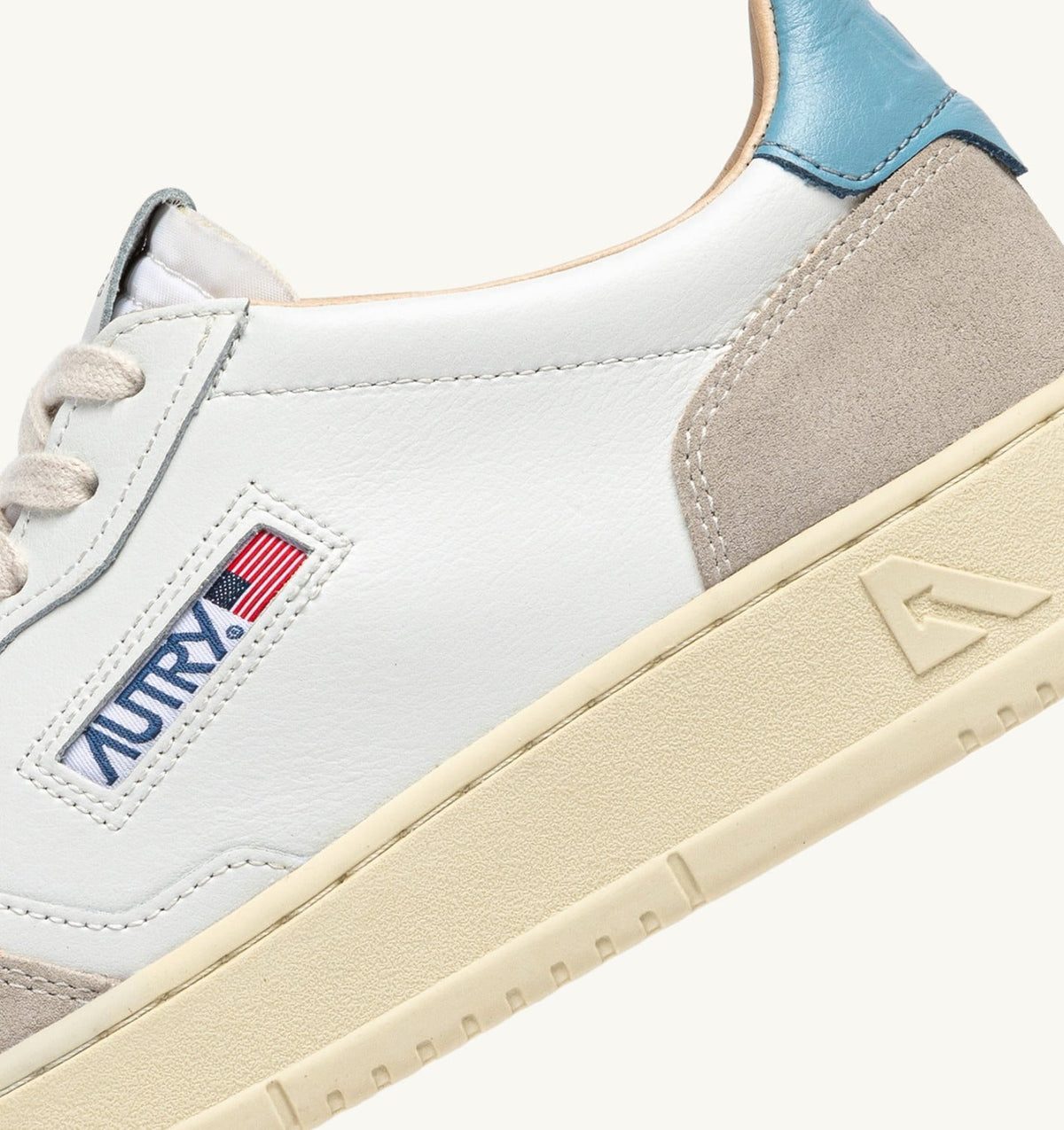 AUTRY MEDALIST LOW SNEAKERS IN WHITE AND FORGET ME NOT SUEDE AND LEATHER