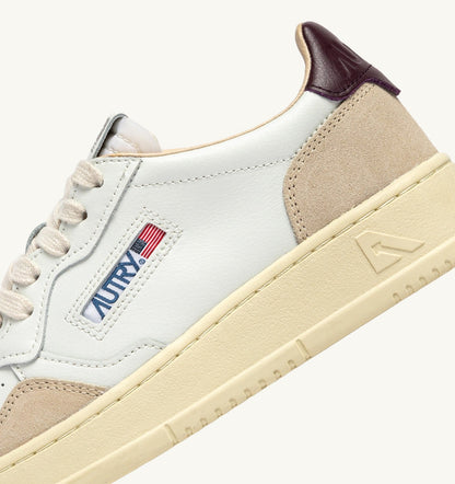 AUTRY MEDALIST LOW SNEAKERS IN WHITE LEATHER AND FIG SUEDE