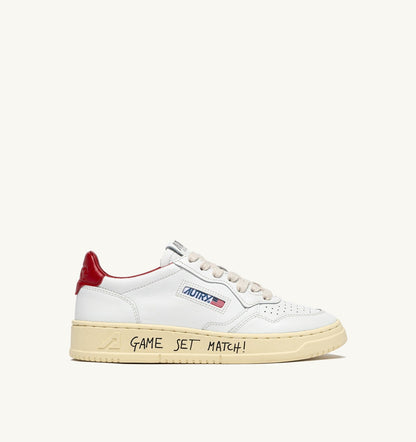 AUTRY MEDALIST LOW SNEAKERS IN WHITE AND RED LEATHER WITH LETTERING