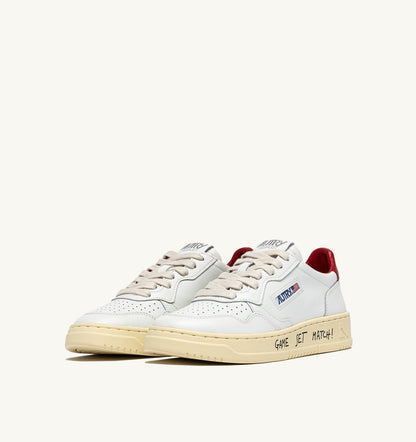 AUTRY MEDALIST LOW SNEAKERS IN WHITE AND RED LEATHER WITH LETTERING