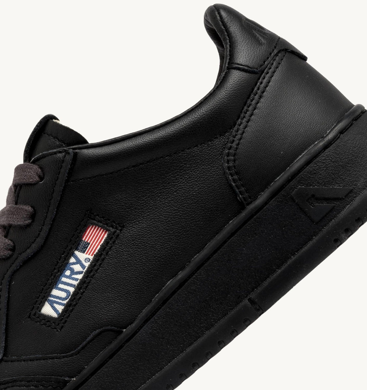 AUTRY MEDALIST LOW SNEAKERS IN METEORITE LEATHER