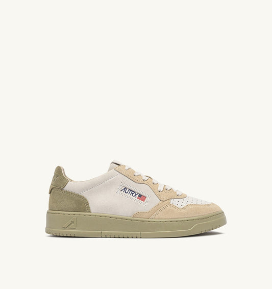 AUTRY MEDALIST LOW TRICOLOR SNEAKERS IN SUEDE COLOR WHITE SAND AND GRAY GREEN