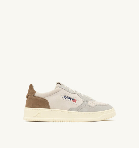 AUTRY MEDALIST LOW TRICOLOR SNEAKERS IN SUEDE COLOR WHITE CIGAR AND VAPOR