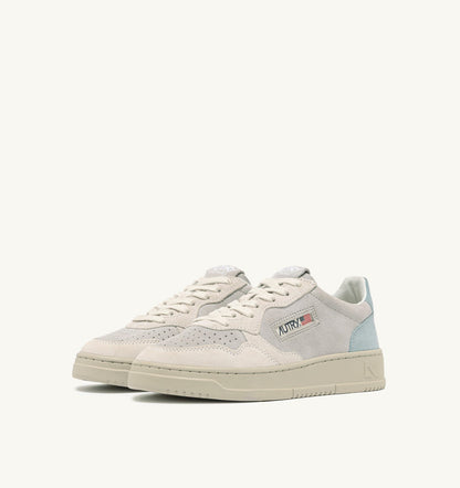 AUTRY MEDALIST LOW TRICOLOR SNEAKERS IN SUEDE COLOR WHITE SKY AND LOFT