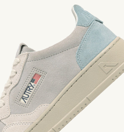 AUTRY MEDALIST LOW TRICOLOR SNEAKERS IN SUEDE COLOR WHITE SKY AND LOFT