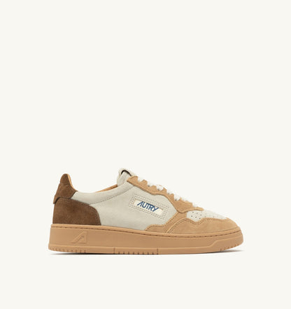 AUTRY MEDALIST LOW TRICOLOR SNEAKERS IN TUNDRA EGG AND PEANUT SUEDE