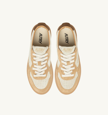 AUTRY MEDALIST LOW TRICOLOR SNEAKERS IN TUNDRA EGG AND PEANUT SUEDE