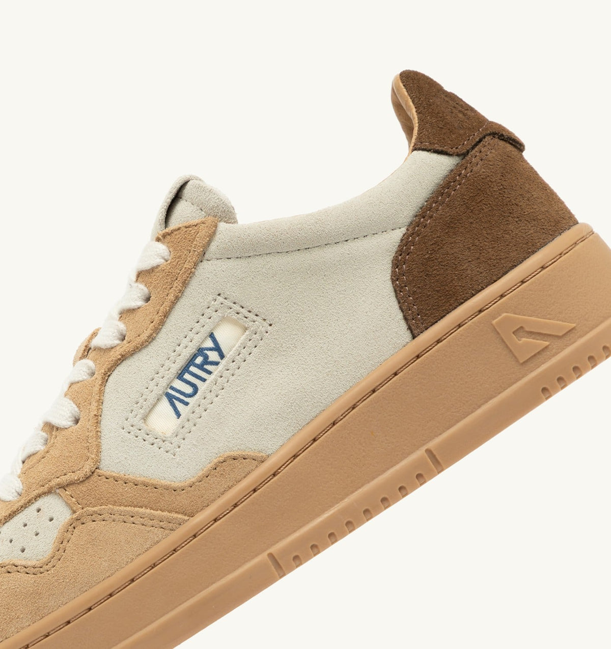 AUTRY MEDALIST LOW TRICOLOR SNEAKERS IN TUNDRA EGG AND PEANUT SUEDE
