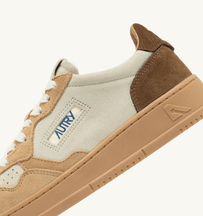 AUTRY MEDALIST LOW TRICOLOR SNEAKERS IN TUNDRA EGG AND PEANUT SUEDE