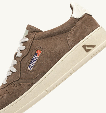 AUTRY MEDALIST LOW SNEAKERS IN CIGAR AND WHITE SUEDE