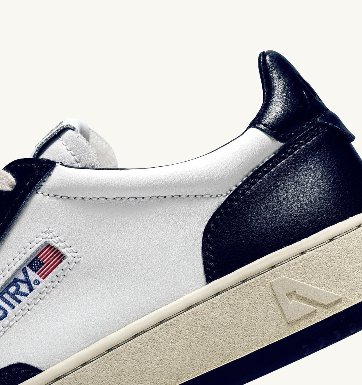 AUTRY MEDALIST LOW BICOLOR SNEAKERS IN WHITE AND BLUE LEATHER