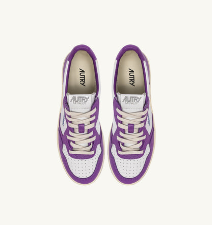 AUTRY MEDALIST LOW BICOLOR SNEAKERS IN WHITE AND DEWBERRY LEATHER