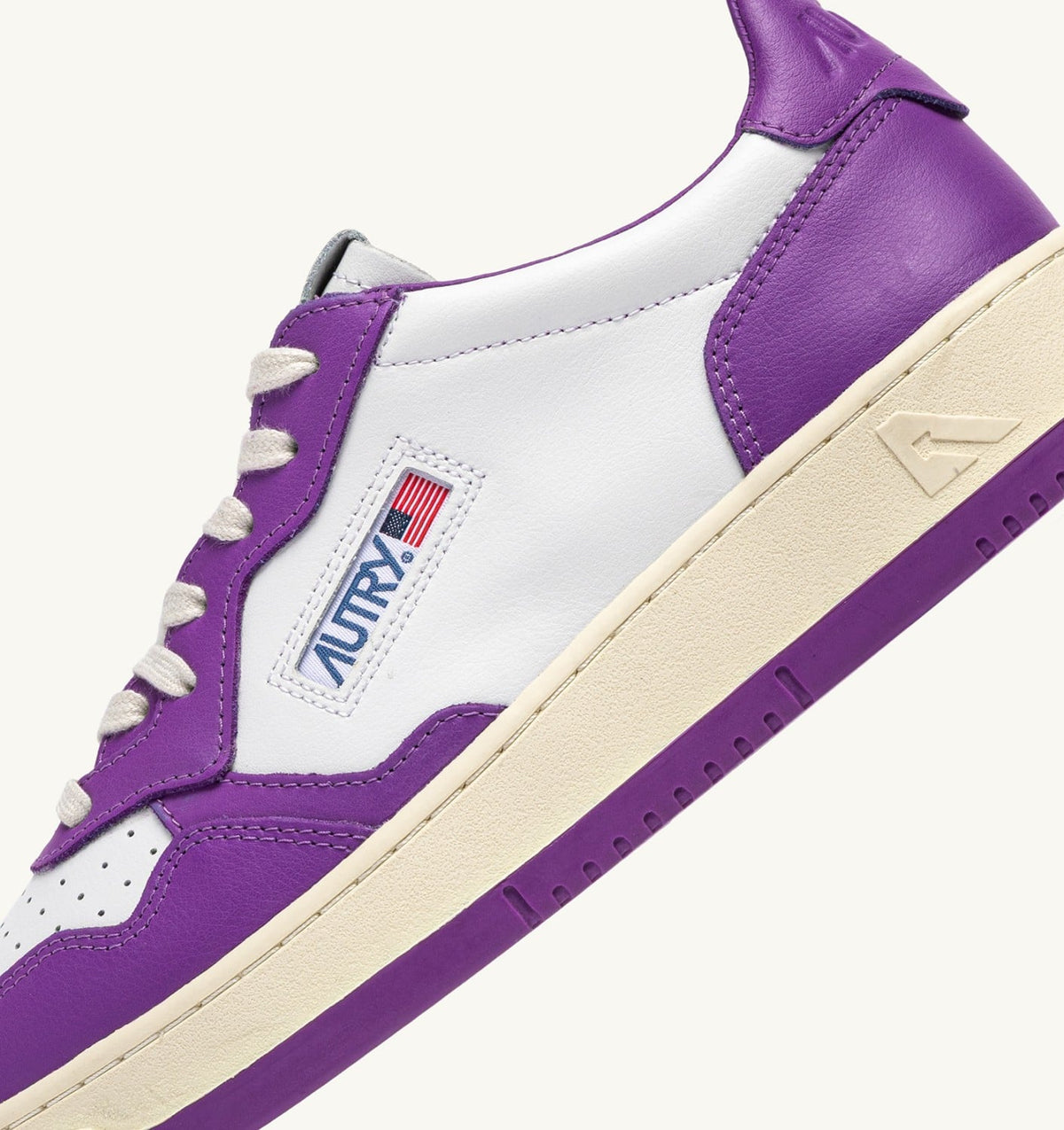 AUTRY MEDALIST LOW BICOLOR SNEAKERS IN WHITE AND DEWBERRY LEATHER