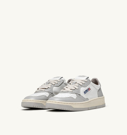 AUTRY MEDALIST LOW BICOLOR SNEAKERS IN WHITE AND VAPOR LEATHER