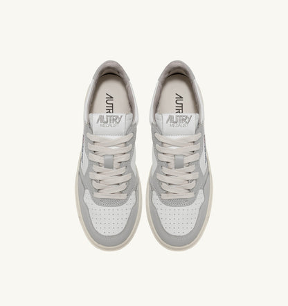 AUTRY MEDALIST LOW BICOLOR SNEAKERS IN WHITE AND VAPOR LEATHER