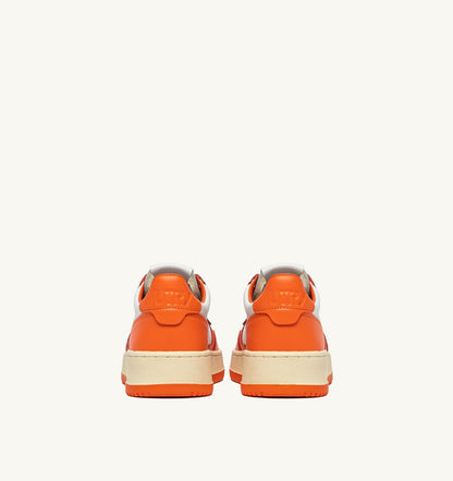 AUTRY MEDALIST LOW BICOLOR SNEAKERS IN WHITE AND PARSIMMON ORANGE LEATHER