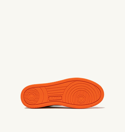 AUTRY MEDALIST LOW BICOLOR SNEAKERS IN WHITE AND PARSIMMON ORANGE LEATHER