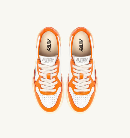 AUTRY MEDALIST LOW BICOLOR SNEAKERS IN WHITE AND PARSIMMON ORANGE LEATHER