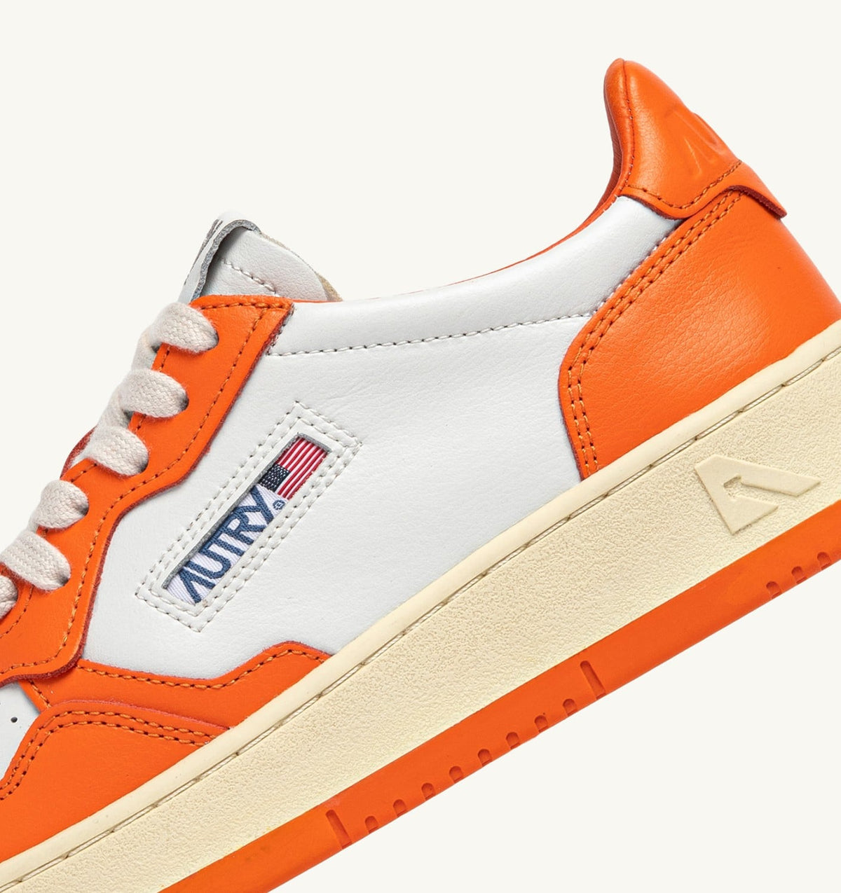 AUTRY MEDALIST LOW BICOLOR SNEAKERS IN WHITE AND PARSIMMON ORANGE LEATHER
