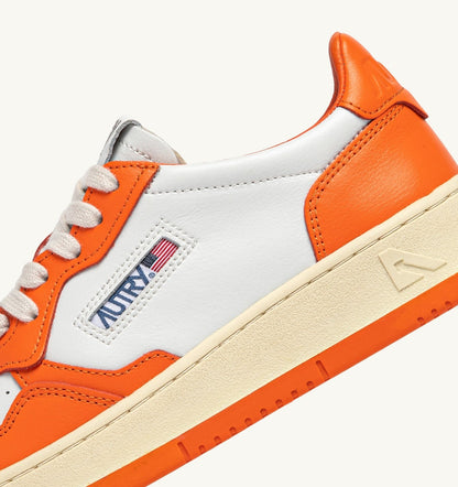 AUTRY MEDALIST LOW BICOLOR SNEAKERS IN WHITE AND PARSIMMON ORANGE LEATHER