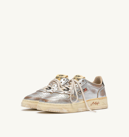 AUTRY MEDALIST LOW SUPER VINTAGE SNEAKERS IN SILVER, PLATINUM AND BLACK LEATHER